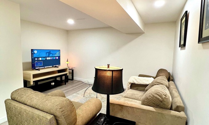 Kingsland House | Cozy & Modern 3BR Lower Unit I Private Entrance, Laundry, Fridge Microwave