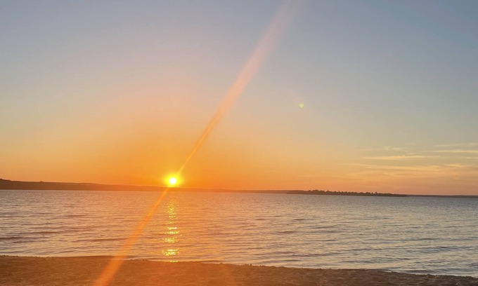 Higgins Lake House | Cozy modern 4 bedroom, 10 min walk to beach & sunset