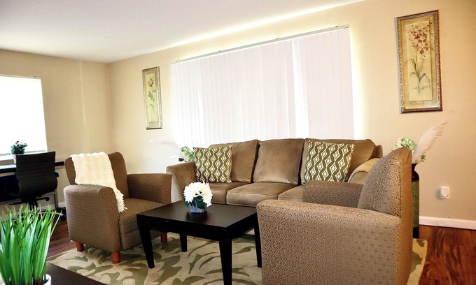 Dayton Apartment | Cozy Modern and chic 3-bed parking & 2 bath King beds10 min downtown Dayton ❤️