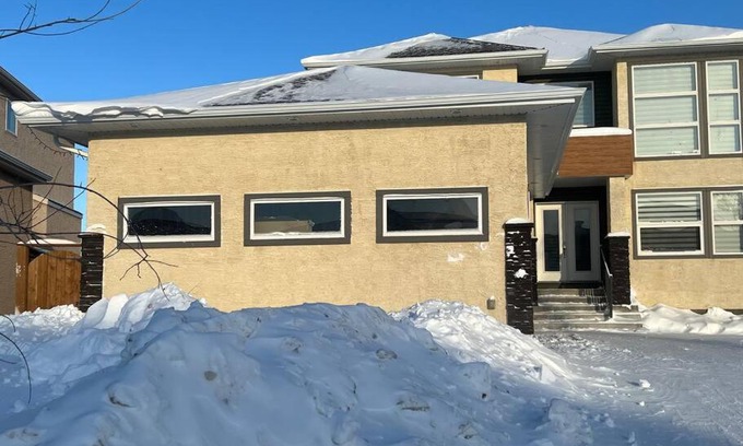 Fort Gary House | Cozy Modern and Lavish 2 Bedroom Basement Suite
