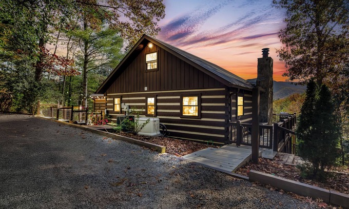 Cherry Log Cabin | Cozy Modern Cabin w/Year Round Mountain Views, Hot Tub, Pet Friendly& EV Charger