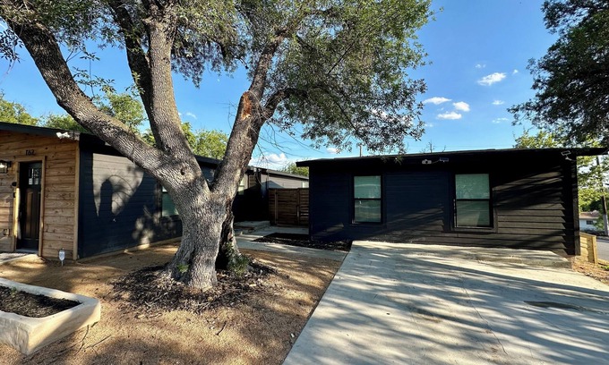 Southside Cottage | Cozy Modern Casita Getaway Near Lackland AFB