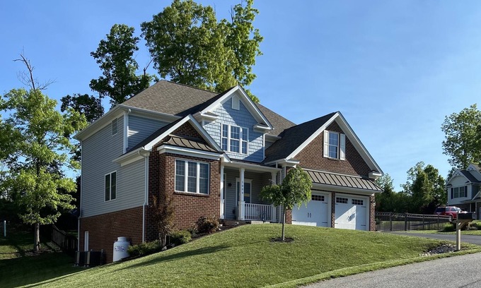 Christiansburg House | Cozy Modern Cottage Style Home minutes from VT, RU, Christiansburg Aquatic Cente