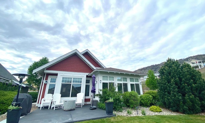 Okanagan-Similkameen Cottage | Cozy, Modern Cottage by the Lake in Wine Country