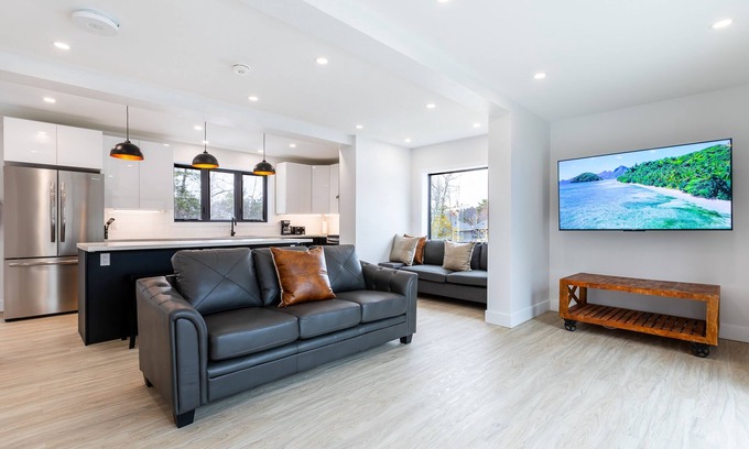 Tiny House | Cozy Modern Cottage - Walking distance to 5 beach access points