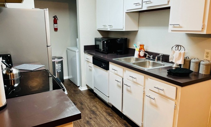 Fort Worth House | Cozy modern duplex, close to downtown.