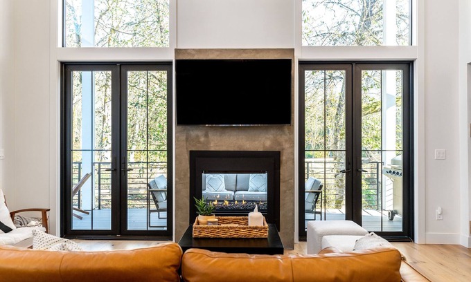 Tanner House | Cozy Modern Farmhouse on the river