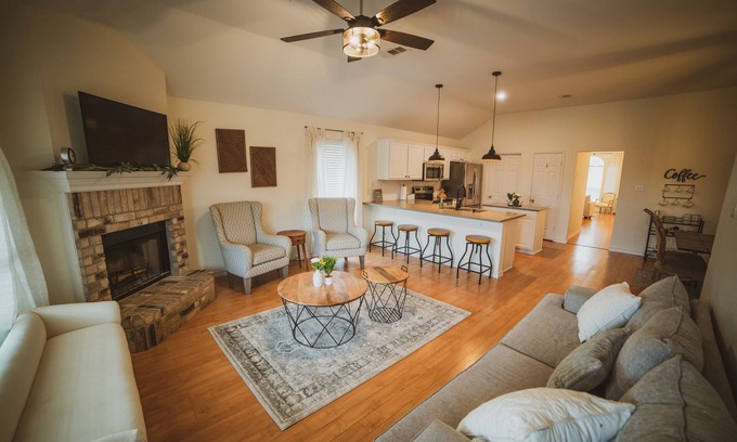 Waxahachie House | Cozy Modern Farmhouse with Pool & Hot Tub, 4BDs in Waxahachie