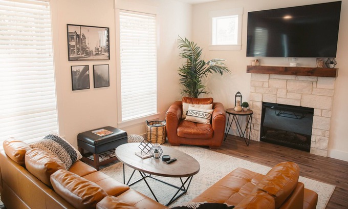 Oak Grove Other | Cozy Modern Farmhouse, King bed, great yard, pets!