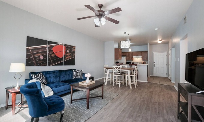 Medical Center District Apartment | Cozy & Modern | Fast WiFi | 4-min to Medical Center | 2BR & 2BA