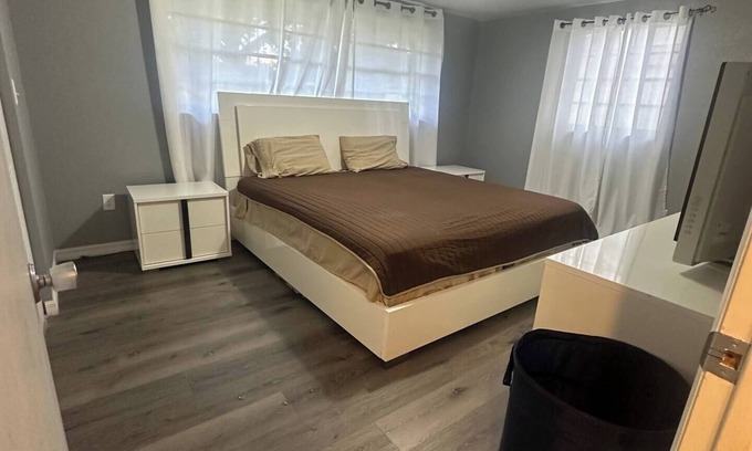 Zephyrhills House | Cozy Modern Home Near Skydiving & Local Fun, Peaceful Family Getaway