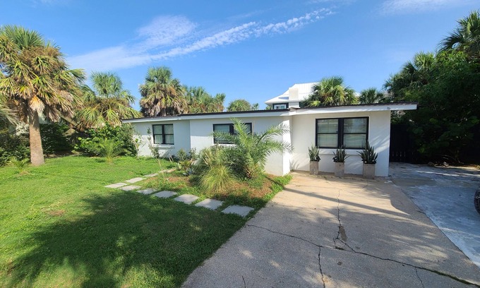 Villa Primera House | Cozy, Modern House-quick walk to the beach! NO STAIRS TO CLIMB