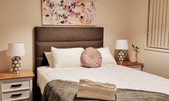 Worrigee House | Cozy Modern House in Worrigee 3mins walk to Shops