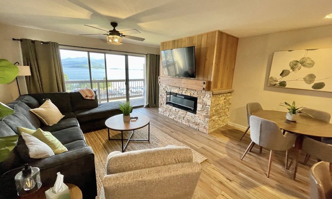 Dillon Condo | Cozy, Modern Lakeside Condo