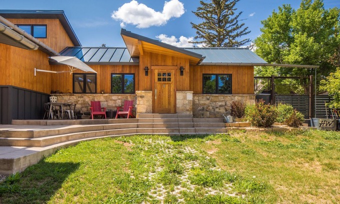 Ridgway House | Cozy Modern Mountain Getaway - Private Yard - Pet Friendly!