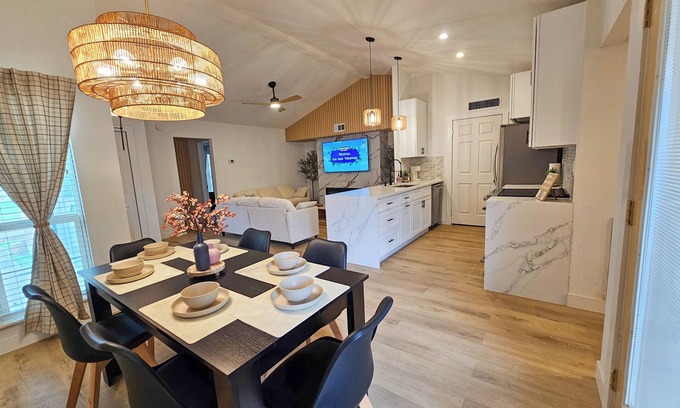 The Colony House | Cozy Modern Organic Townhome