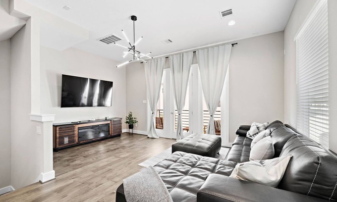 Spring Branch East House | Cozy Modern Private Room For Rent in the heart of Houston