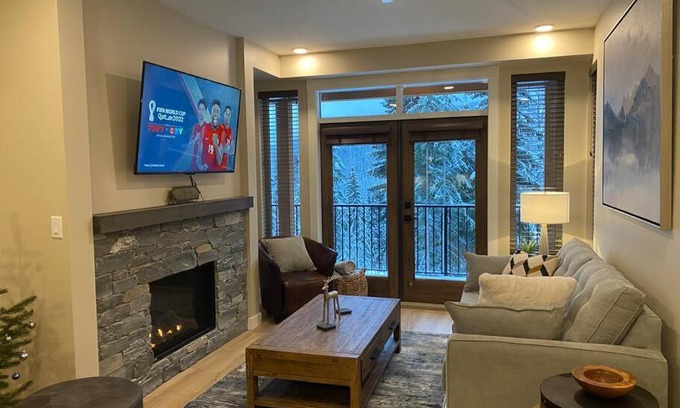 Sun Peaks House | Cozy Modern Ski-in/Ski-out, Hot Tub, Alpine Home