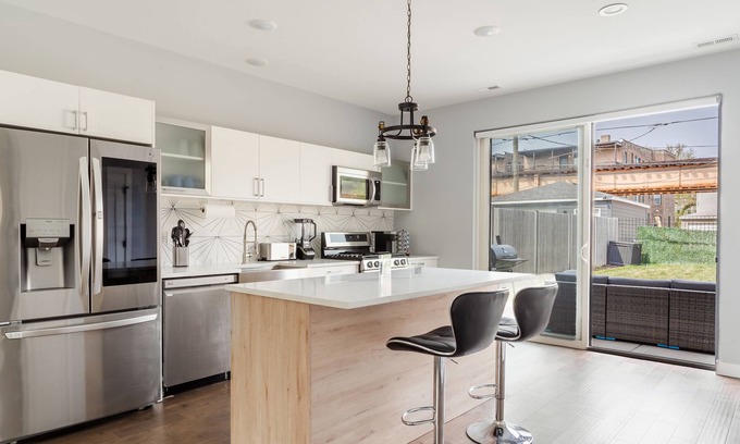 Grand Boulevard House | Cozy Modern Smart Home with a King Size Bed, Private Backyard and Patio