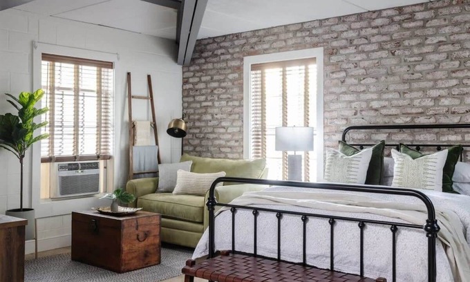 Historic Downtown Savannah Apartment | Cozy Modern Studio Just 2 Blocks To Forsyth Park!