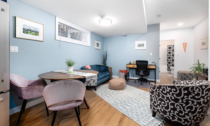 Southeast Edmonton House | Cozy, modern suite in trendy, historic Hazeldean. Close to Whyte/UofAnn