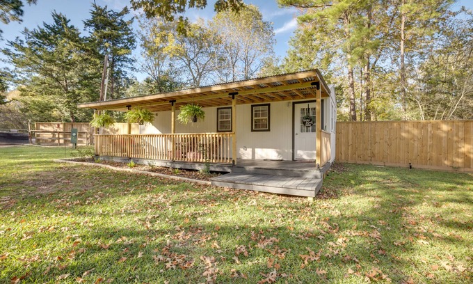 Montgomery Cottage | Cozy Montgomery Cottage w/Porch, Near Lake Conroe