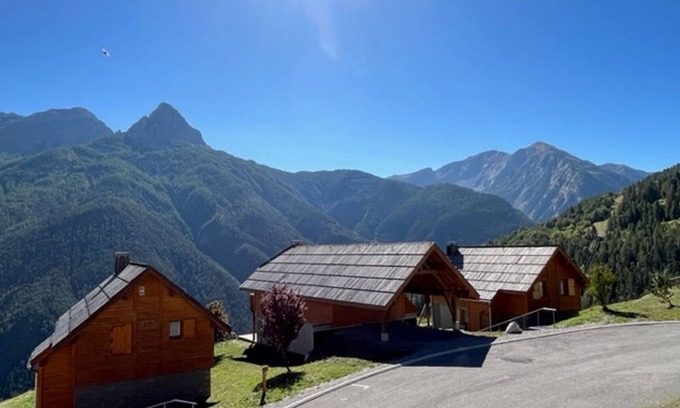 Pra Loup Apartment | Cozy mountain apt, 2 bdrms, 8 guests, modern amenities
