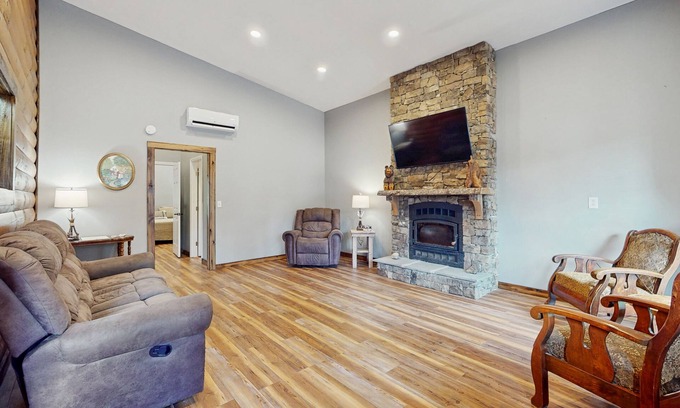 Lookout Mountain Cabin | Cozy mountain cabin with fire pit, outdoor kitchen & scenic yard
