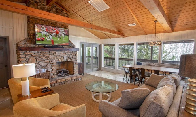 Seven Devils House | Cozy mountain cabin close to ski resorts, hiking trails and fishing.