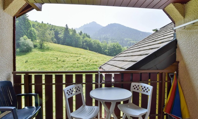 Bernex Apartment | Cozy mountain duplex for 6, near slopes, well-equipped and comfortable in Bernex