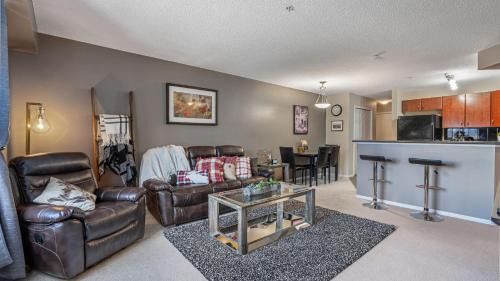 East Kootenay House | Cozy Mountain I Hot Tub & Pool I Close 2 Lake I TV