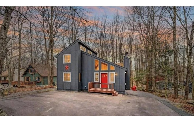 Hamlin Ski Chalet | Cozy Mountain/Lake House - 3BR, Walking Distance to Lake, Pool, and Ski Hill
