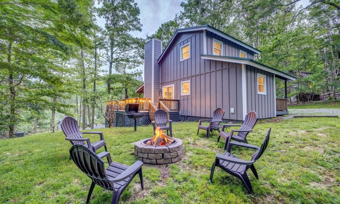 Sugar Mountain House | Cozy Mountain Retreat Fireplace, 5 Min to Ski Lodge