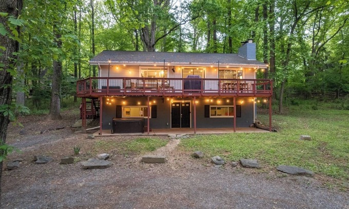 Kabletown Cottage | Cozy Mountain Retreat | Hot Tub & Fire Pit & Dogs