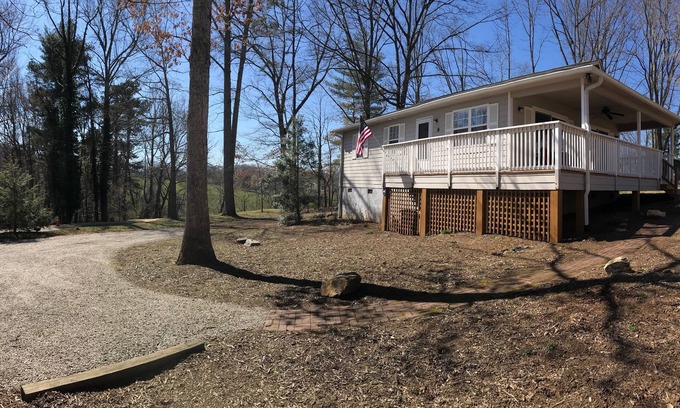 Asheville House | Cozy mountain retreat. Convenient to downtown.