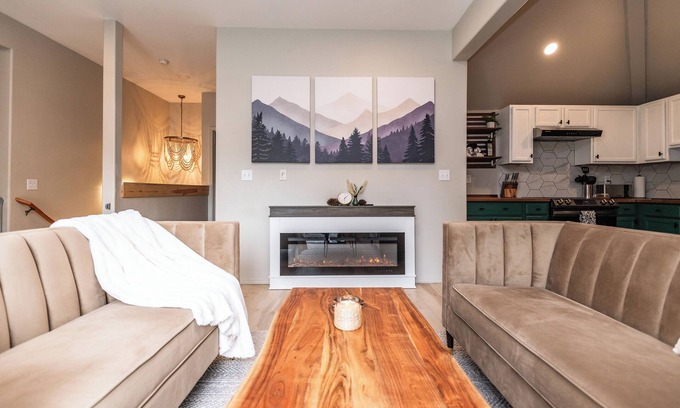 Hoodsport House | Cozy Mountain Retreat: Hot Tub, Game Room, Gym/Sauna, Perfect for Fall Getaways