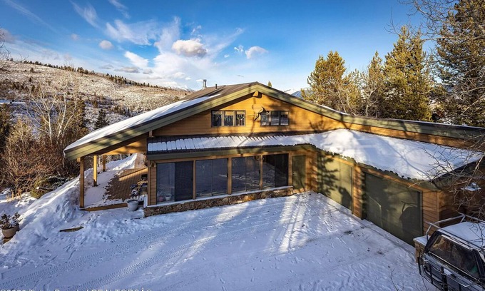 Butler Creek House | Cozy mountain retreat, views of Grand Teton, 30 minutes to JHMR and downtown.