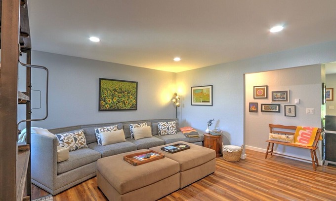 Carbondale House | Cozy Mountain Townhome .5 Mi to Downtown, 40 Min to Skiing!