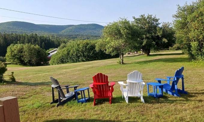 Cheticamp House | Cozy Mountainview Bungalow. French Fishing Village. Whale Watching tours.
