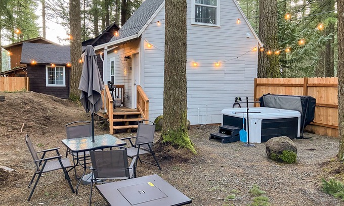 Welches Cabin | Cozy Mt. Hood cabin with private hot tub & large yard- dog-friendly
