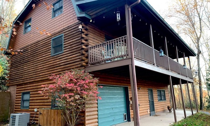 Hayesville Cottage | Cozy Mtn Log Cabin, wonderful views, 5 mins from Hayesville town sq, sleeps 8.