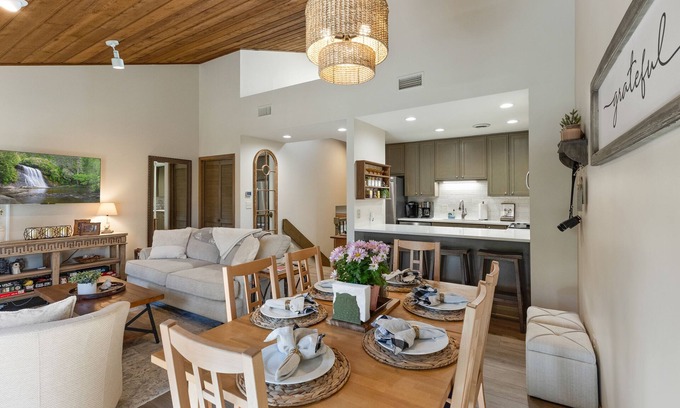 Sapphire Villa | Cozy Mtn Retreat minutes from Sapphire Valley Resort. Renovated. Pet Friendly!n