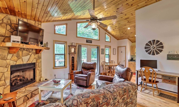 Murphy Cabin | Cozy Murphy Cabin Retreat w/Deck & Fire Pit!