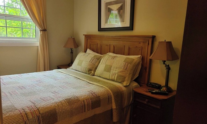 Lake of Bays Cottage | Cozy Muskoka Cottage. Getaway-Steps From the Lake