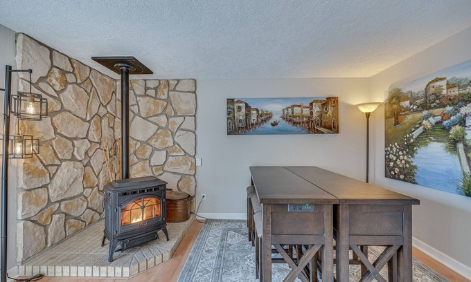 Nampa House | Cozy Nampa Escape w/Fireplace + Smart TV!