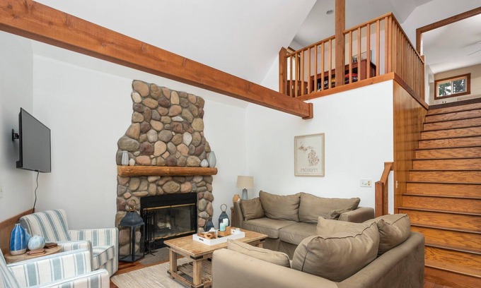 Central Lake House | Cozy, Nature perfect retreat, family or group get togethers!