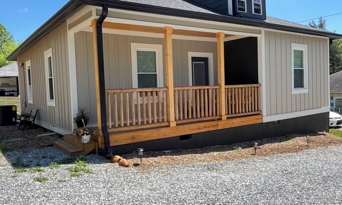 Lenoir House | Cozy NC Cabin