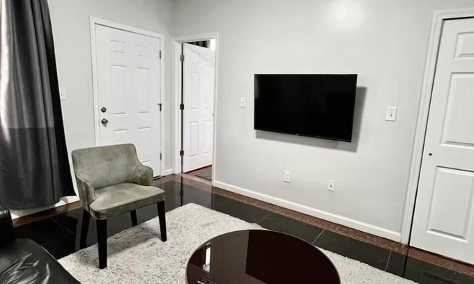 Center City Apartment | Cozy Nest 2bd apartment next to Convention Center