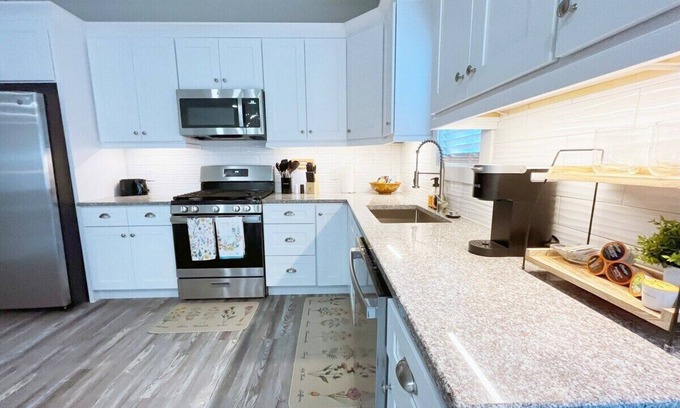 South Euclid House | Cozy New Build Entire Home - 5 Star Getaway