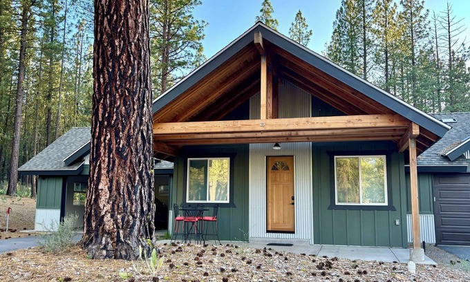 Portola House | Cozy New Cabin. Walking distance to wedding venue, Chalet View Lodge!